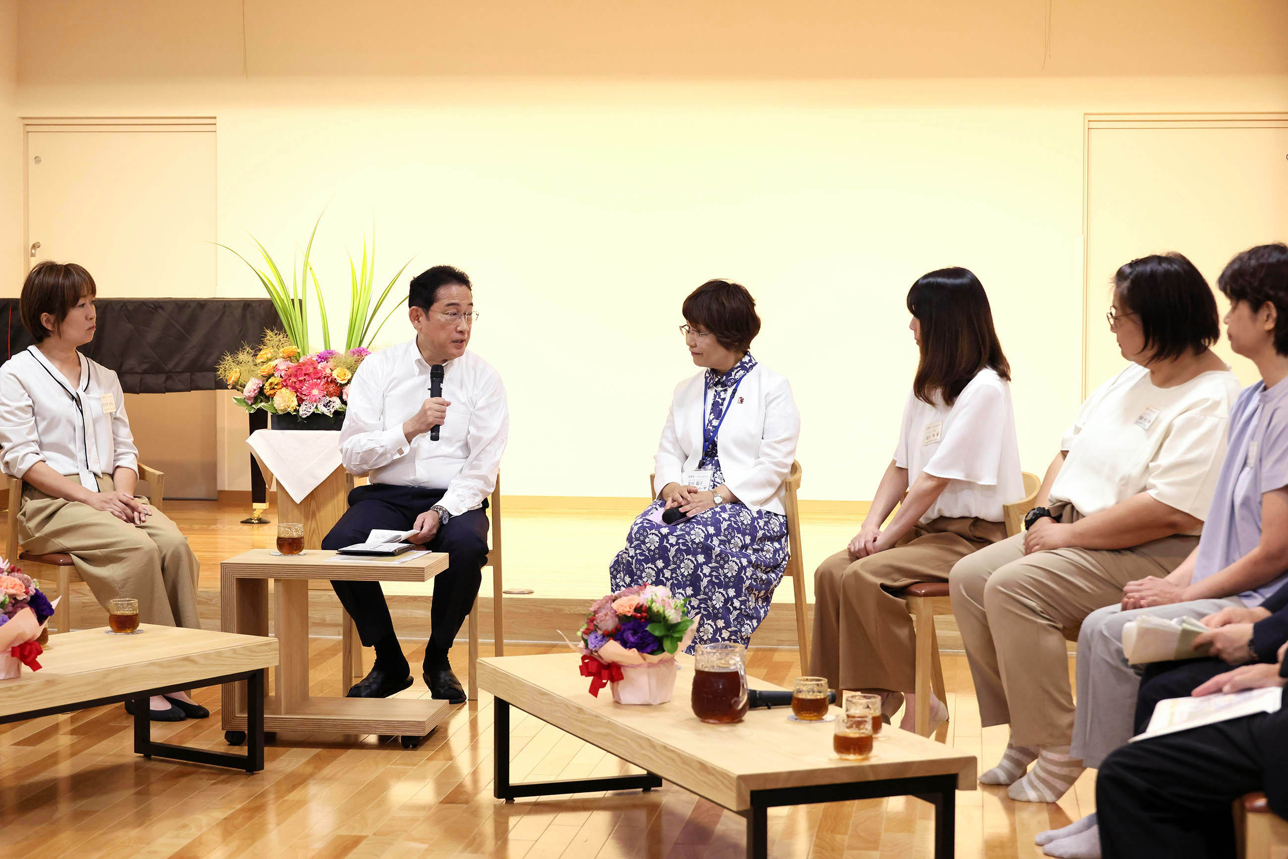 岸田首相与“麦之子”利用者和职员交换意见4