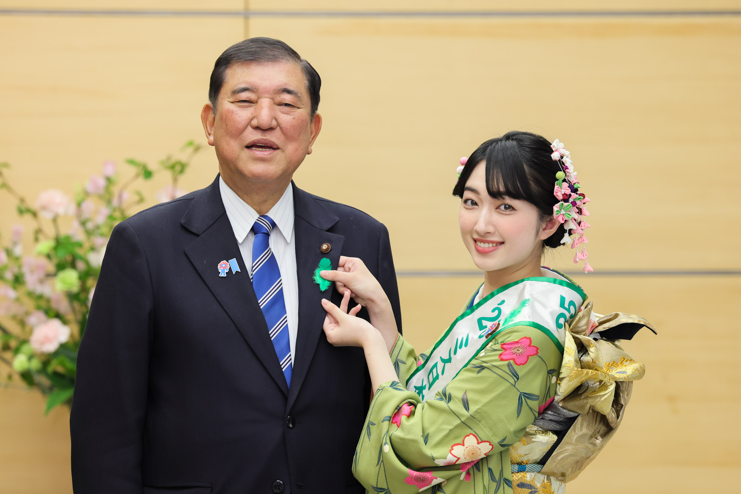 会见日本小姐“绿色羽毛”大使等（佩带绿色羽毛宣传活动）