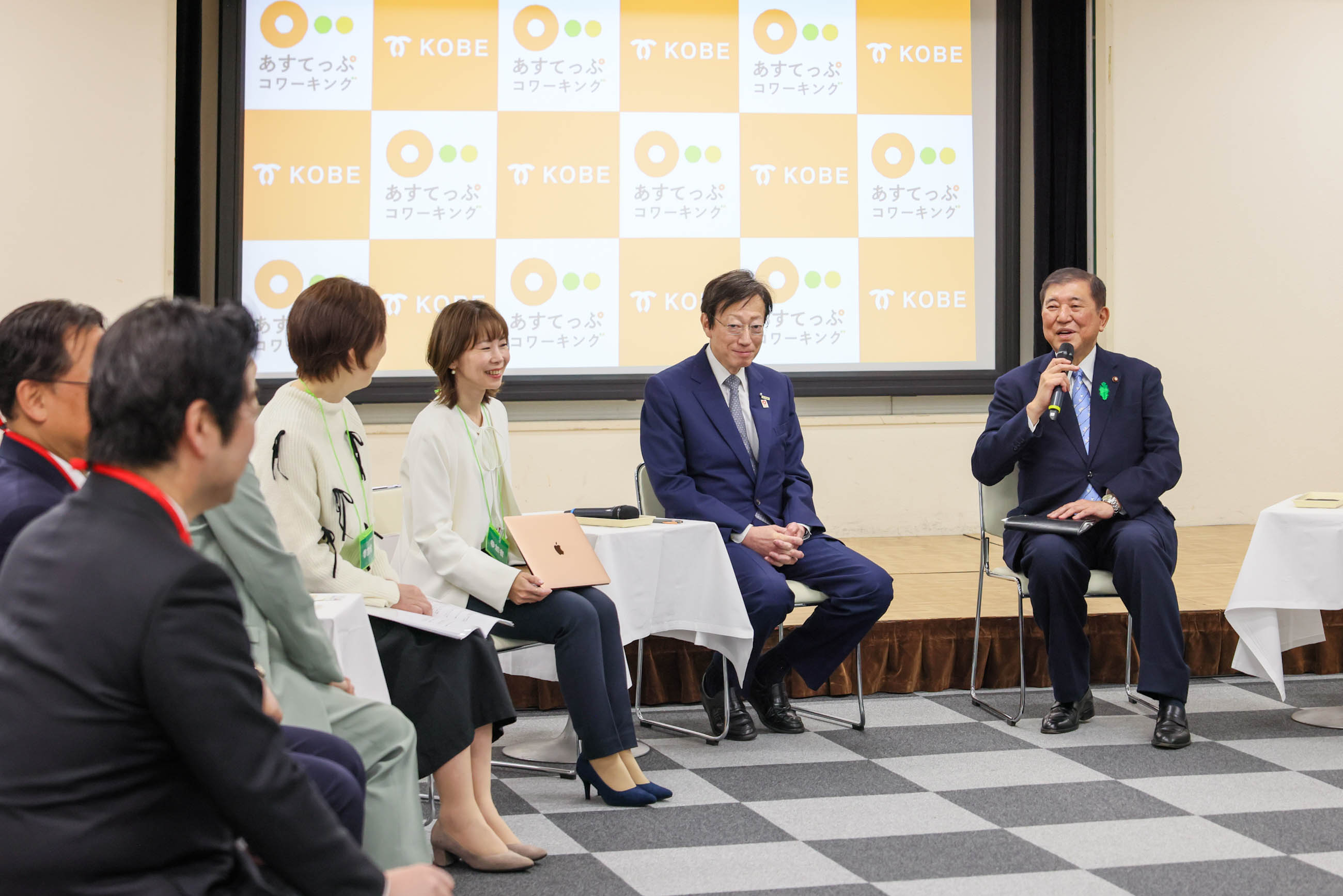 石破首相与致力于开创新业务、女性活跃及工作方式改革的青年和女性举办座谈会1