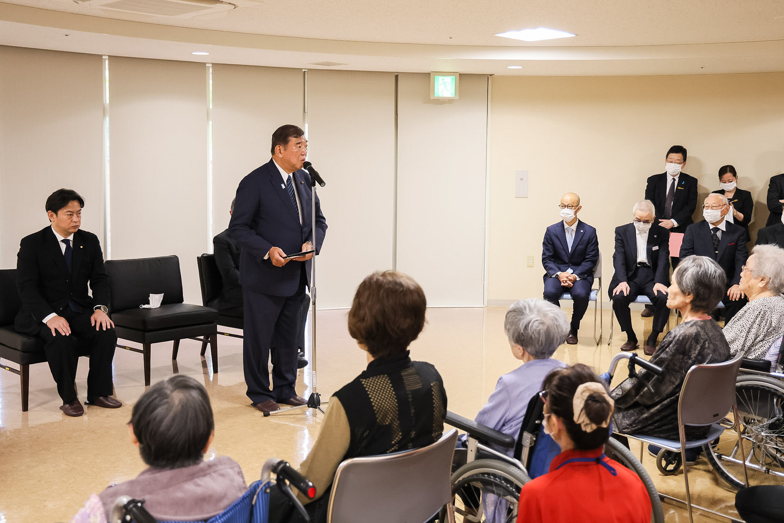石破首相进行核爆疗养设施对入住者慰问1