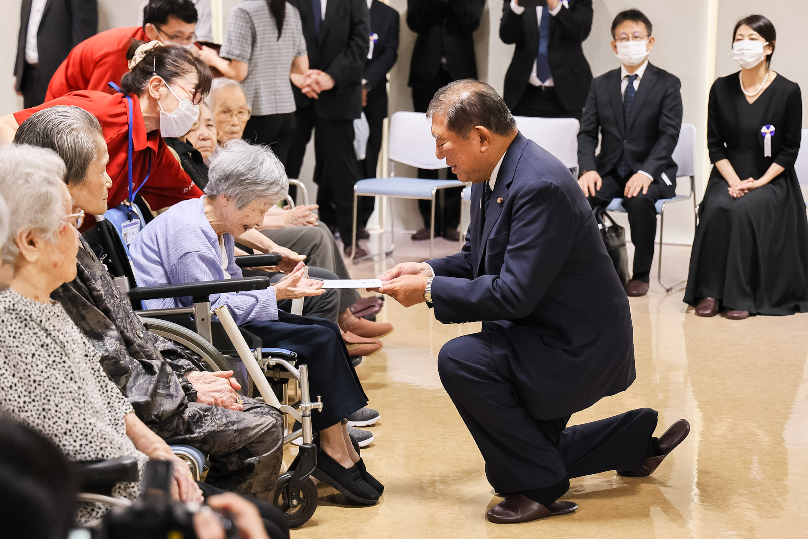 石破首相进行核爆疗养设施对入住者慰问3