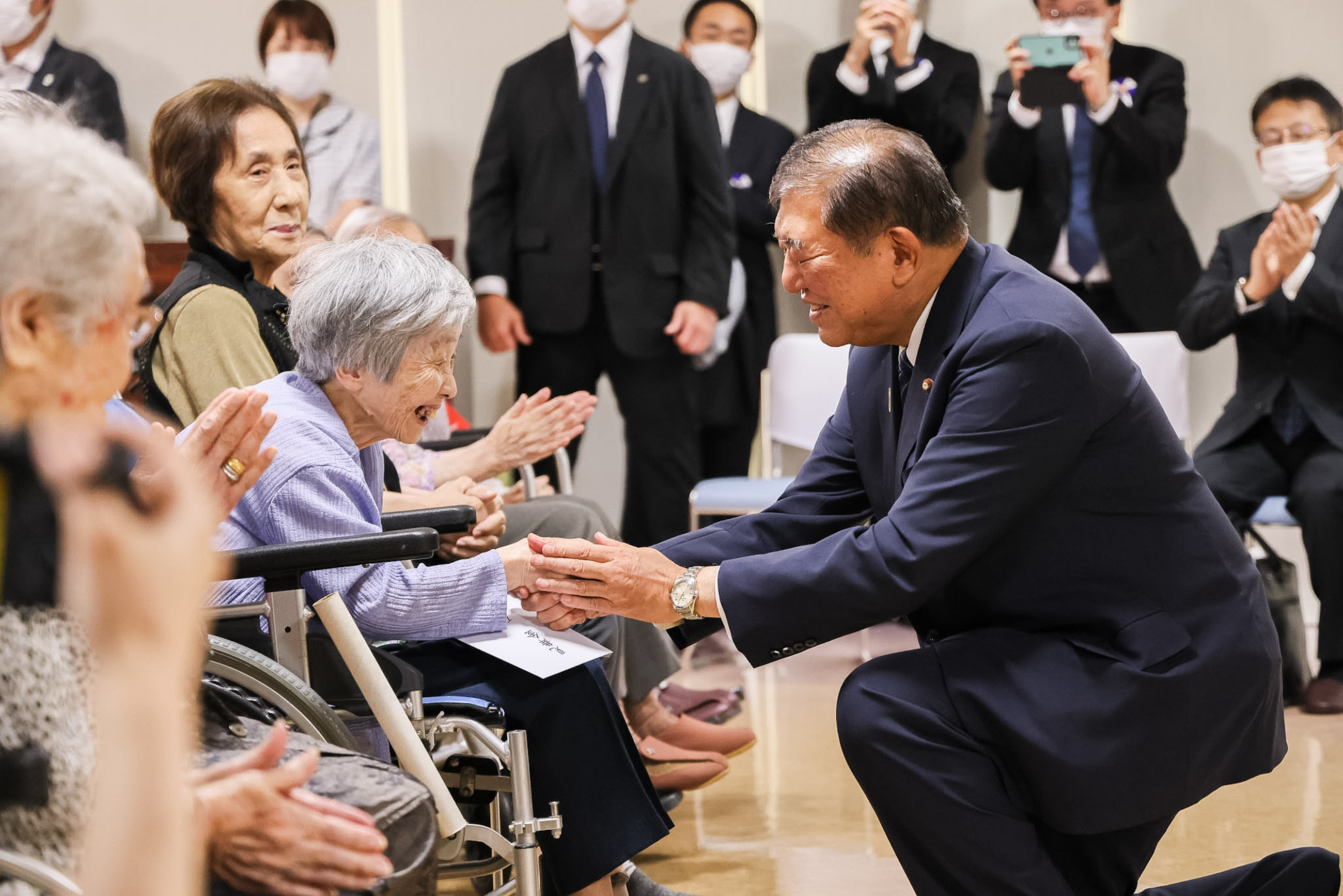 石破首相进行核爆疗养设施对入住者慰问4