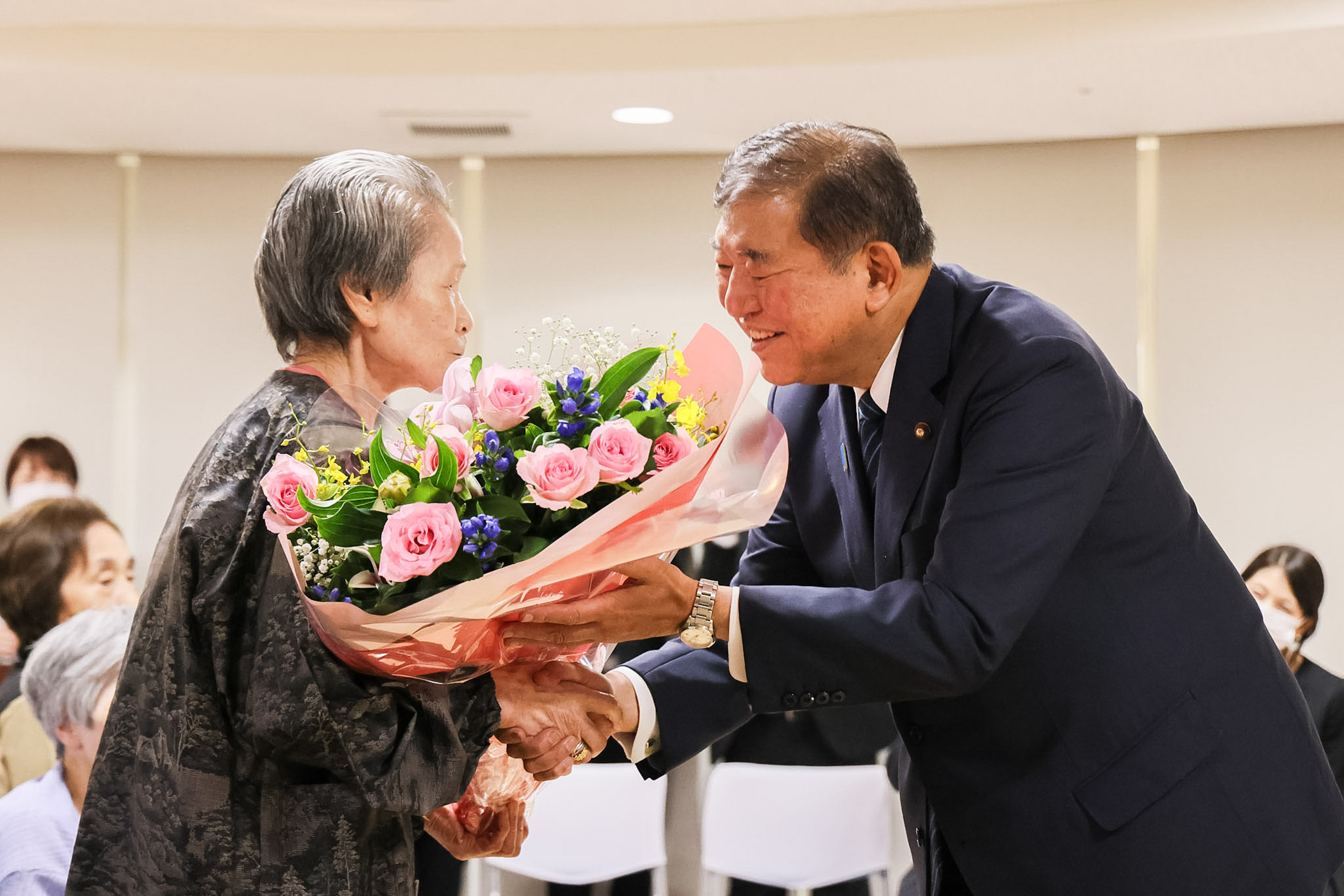 石破首相进行核爆疗养设施对入住者慰问5