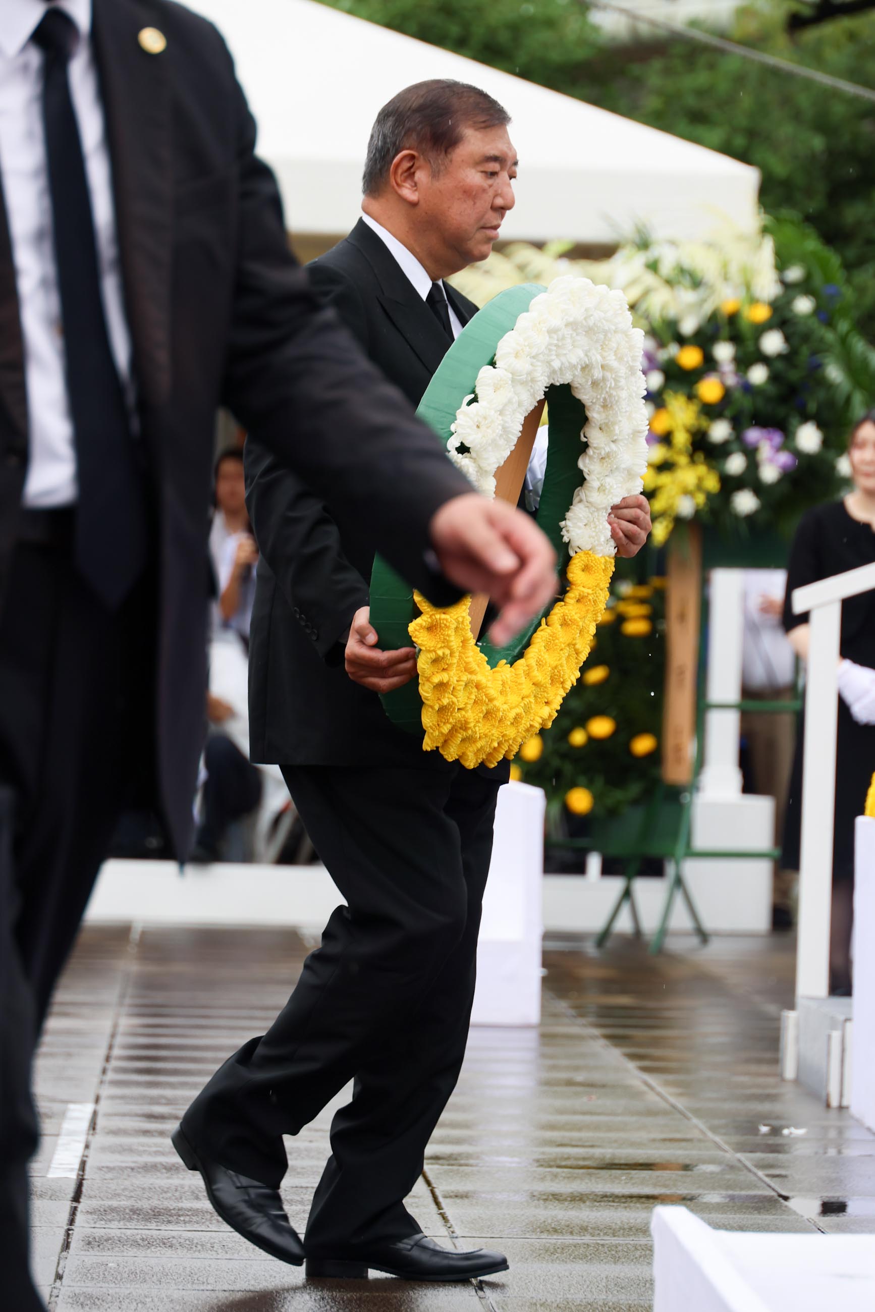 石破首相进行献花2