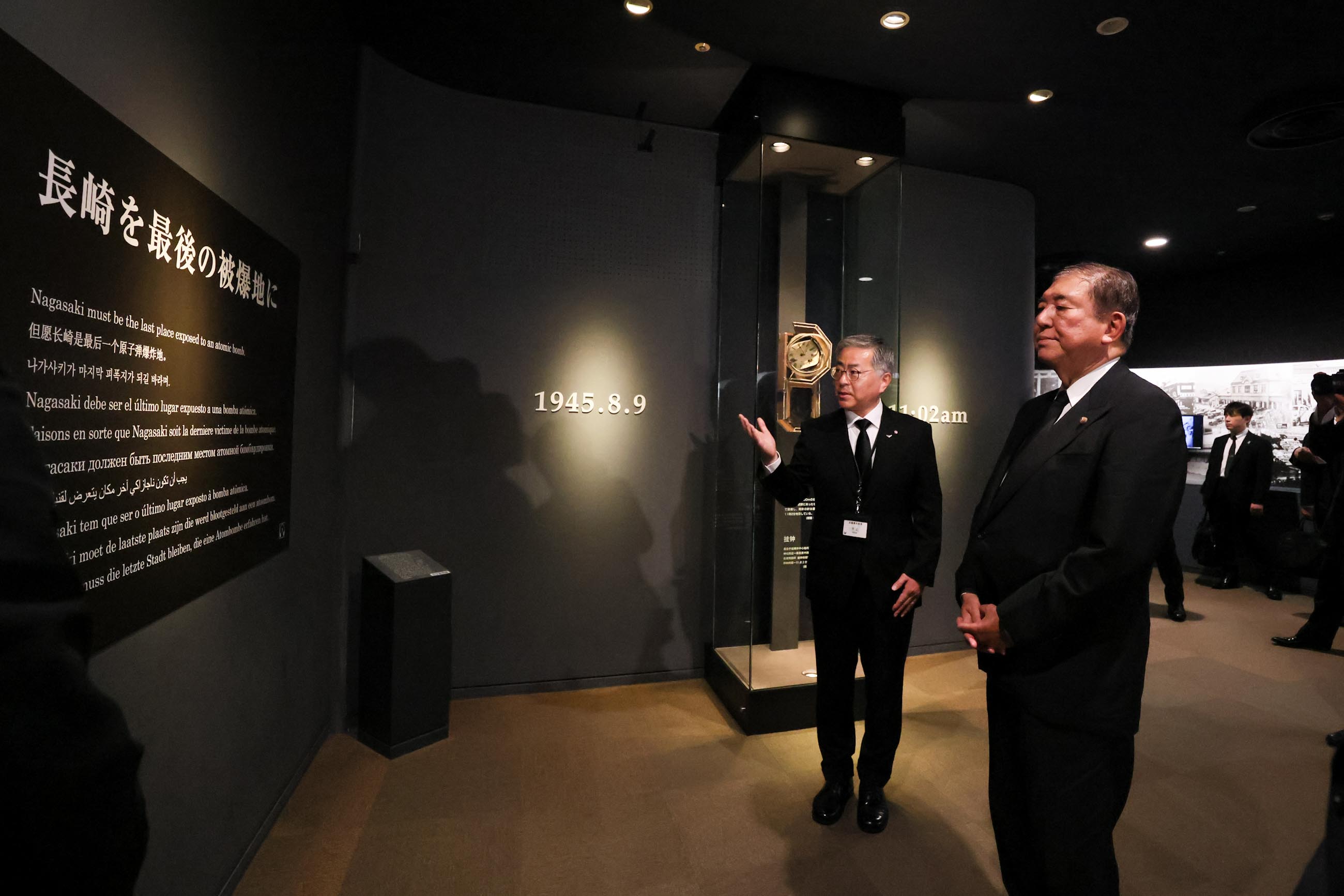 石破首相视察长崎原爆资料馆1