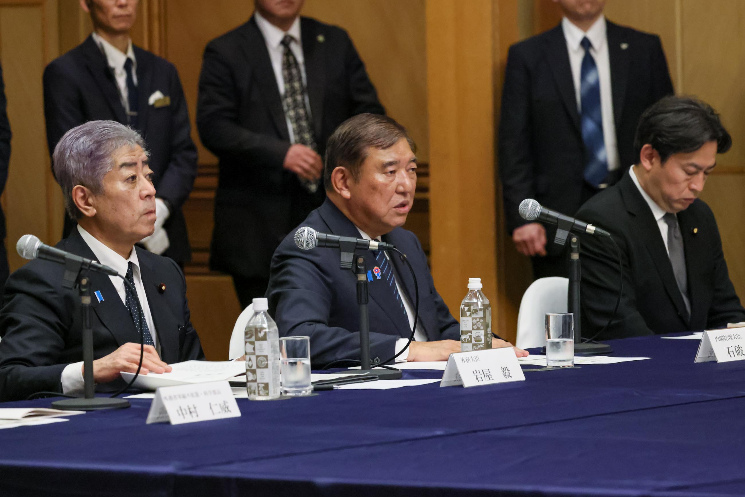 石破首相聆听核爆受害者代表的请求2