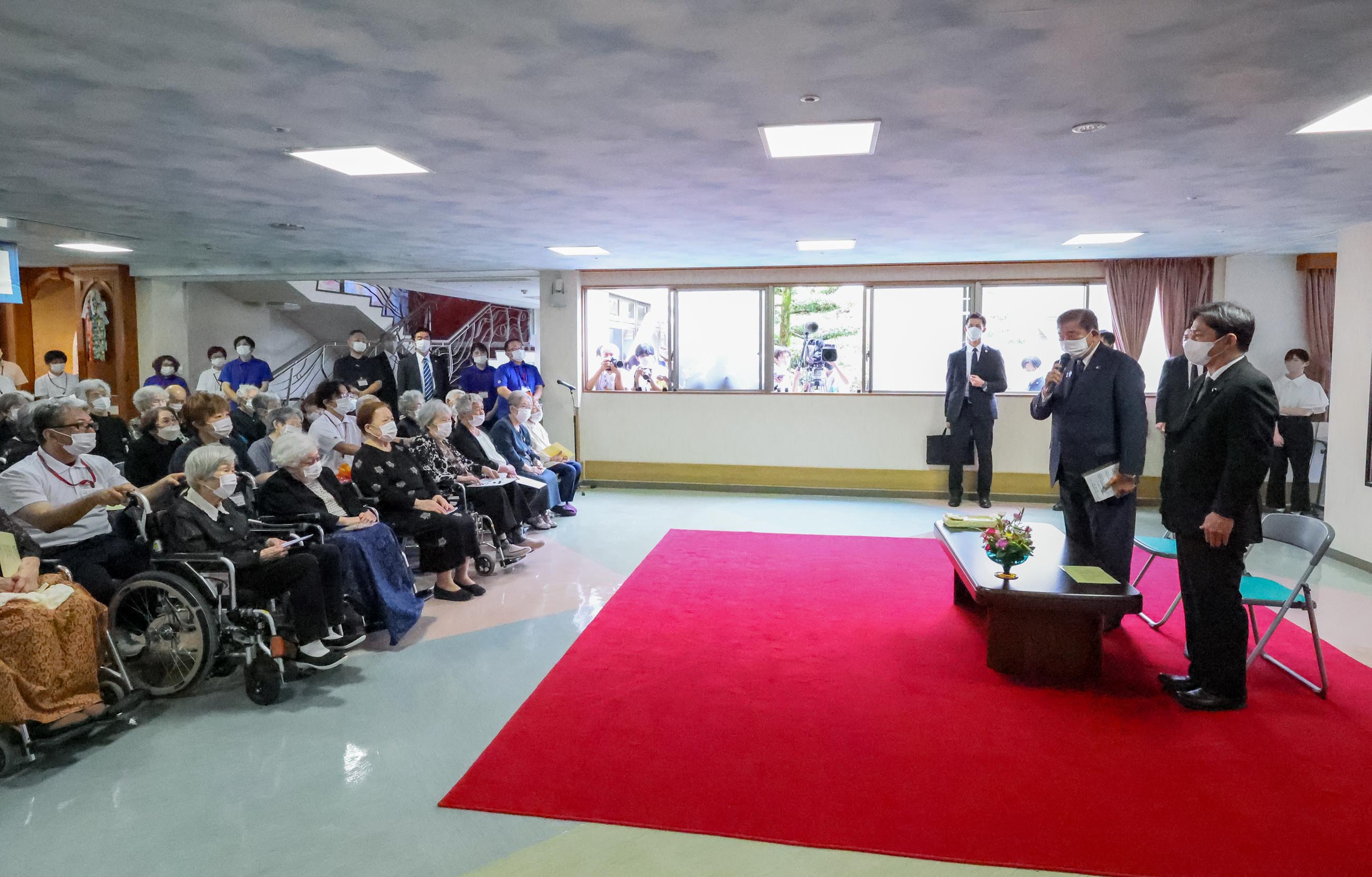 石破首相慰问核爆受害者疗养设施的入住者1