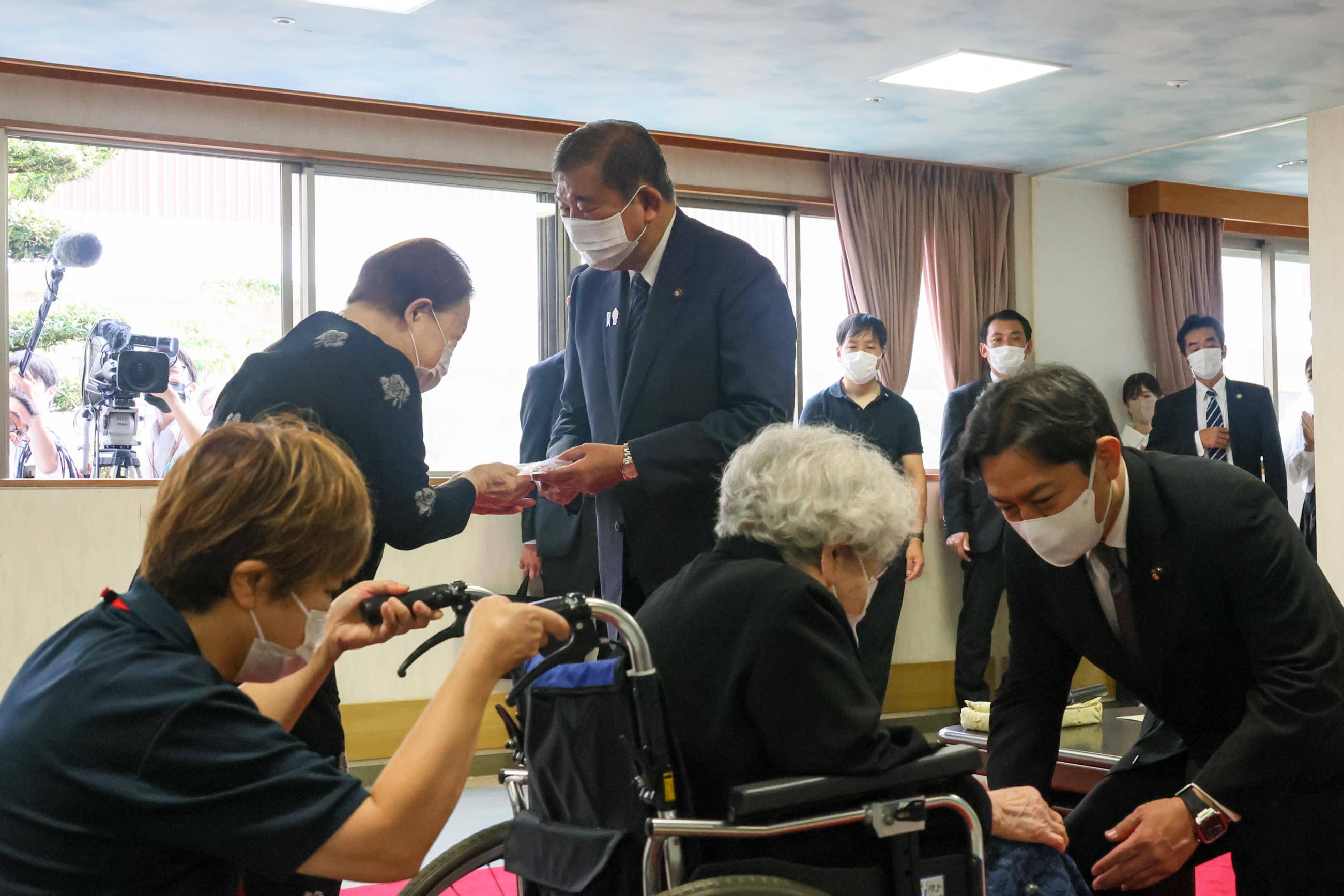 石破首相慰问核爆受害者疗养设施的入住者3