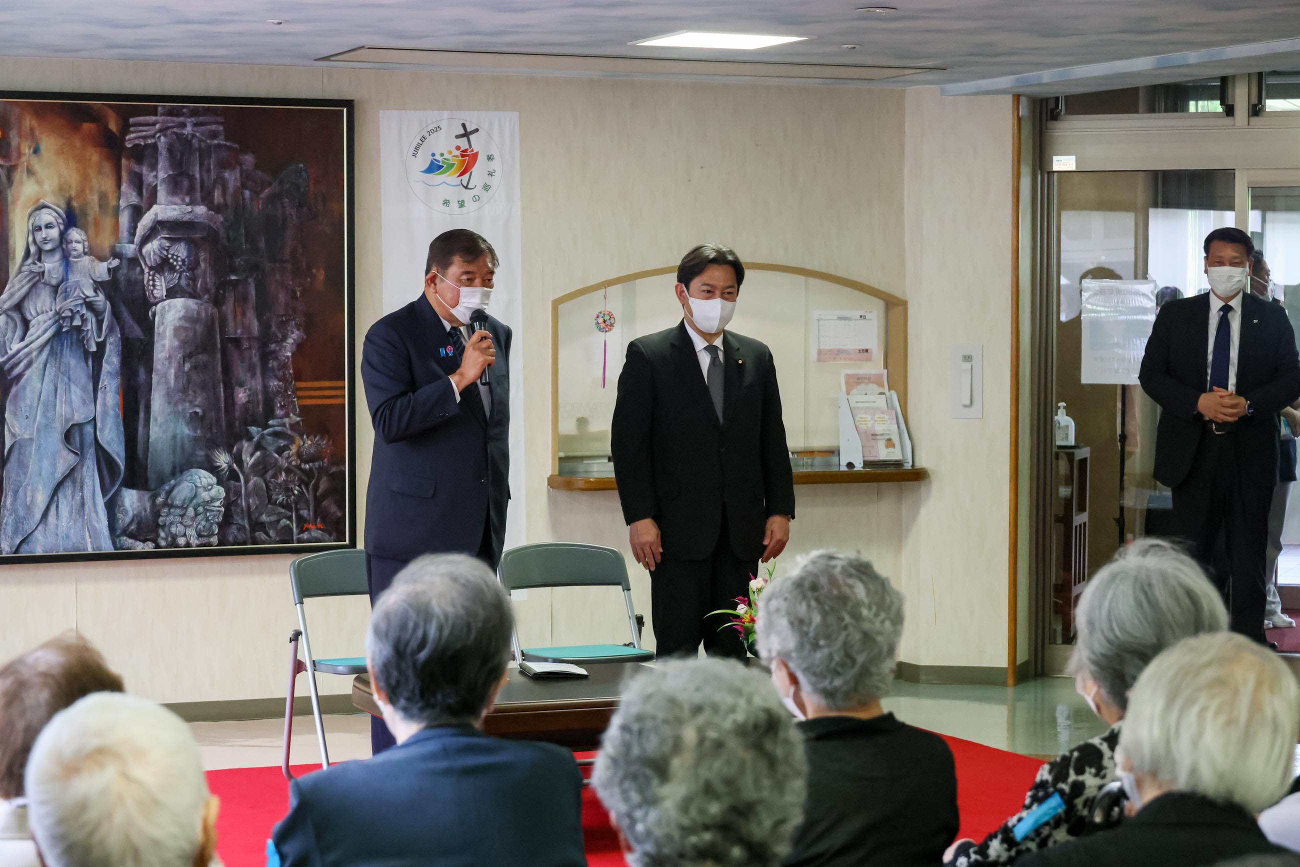 石破首相慰问核爆受害者疗养设施的入住者4