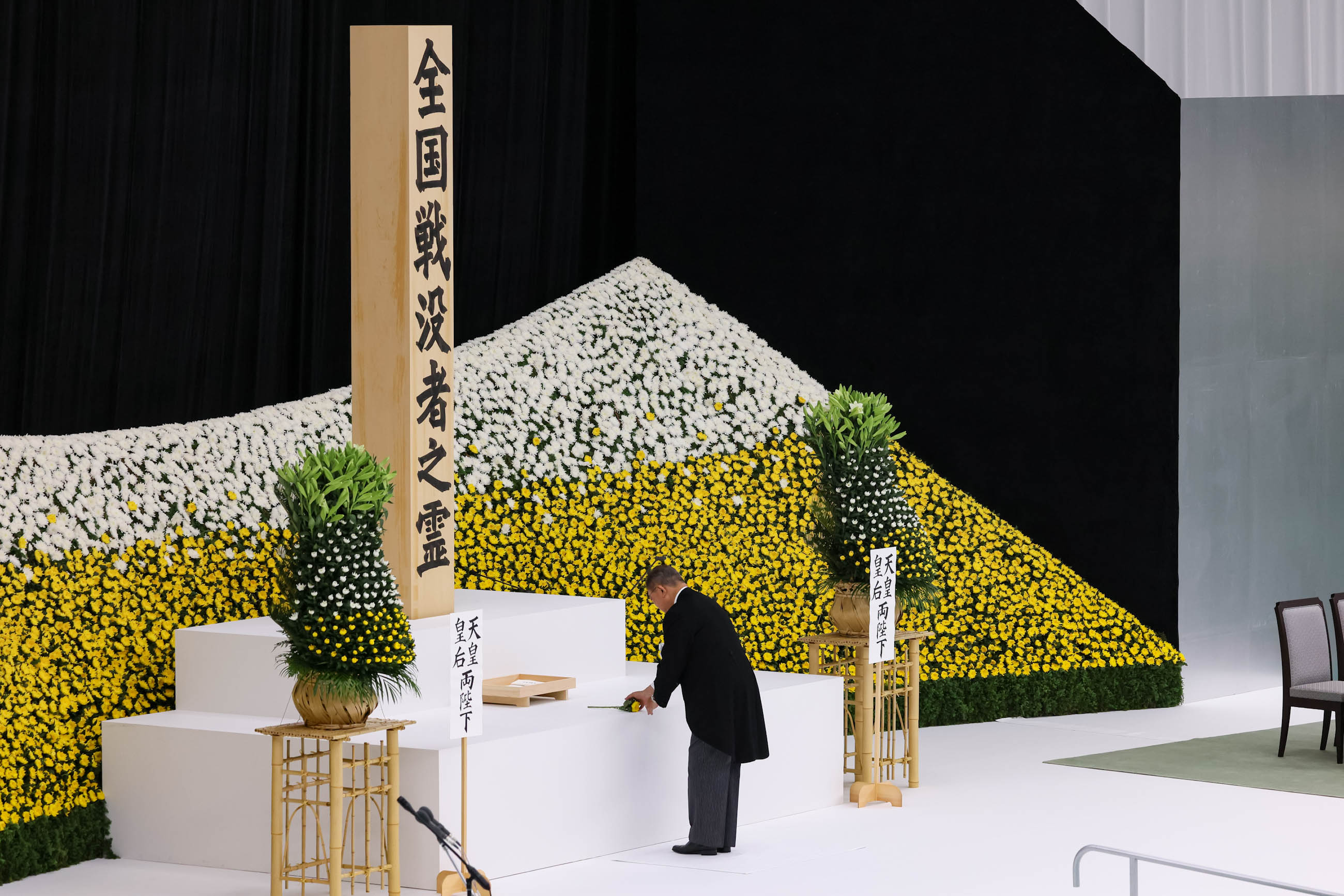 石破首相进行献花3