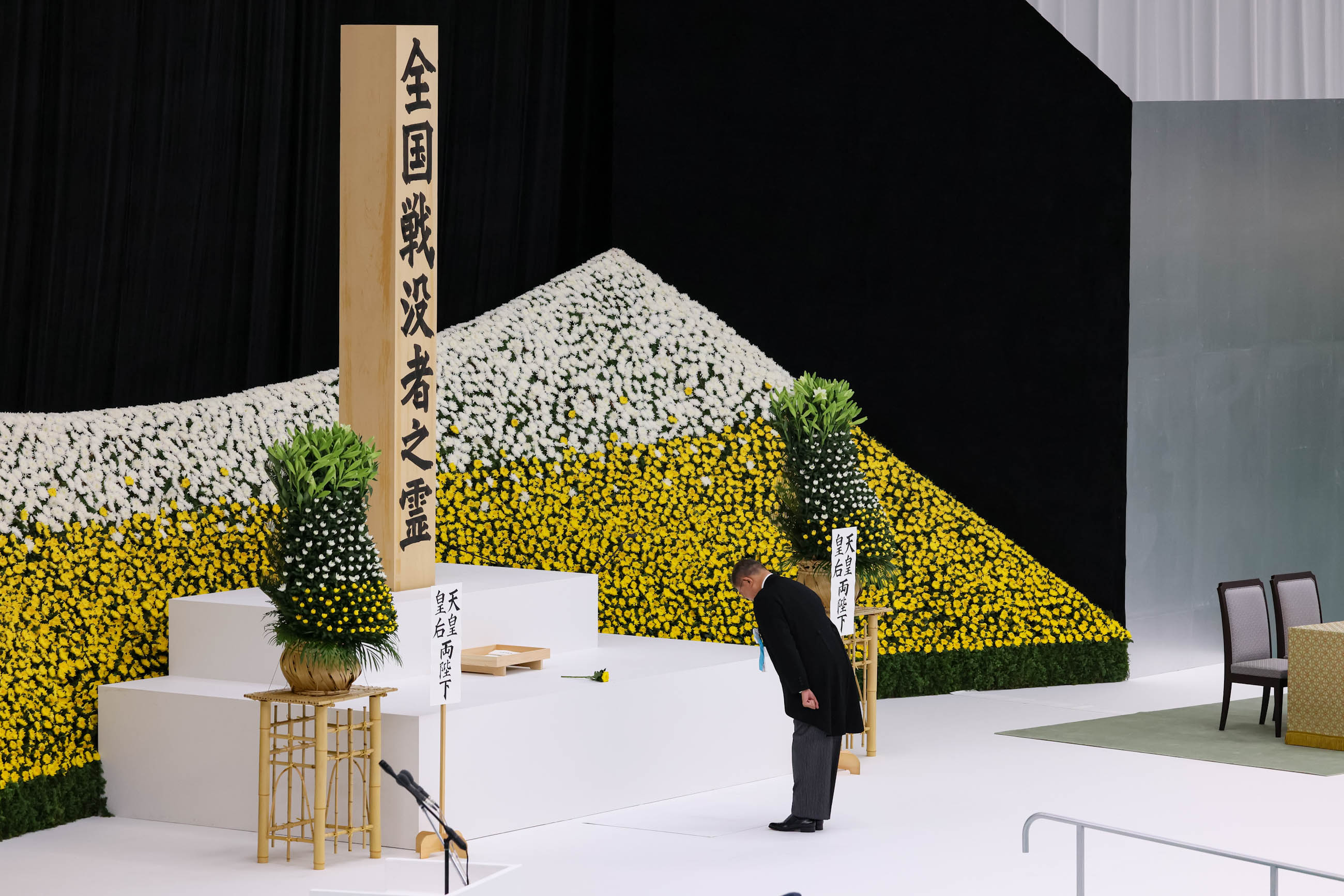 石破首相进行献花4