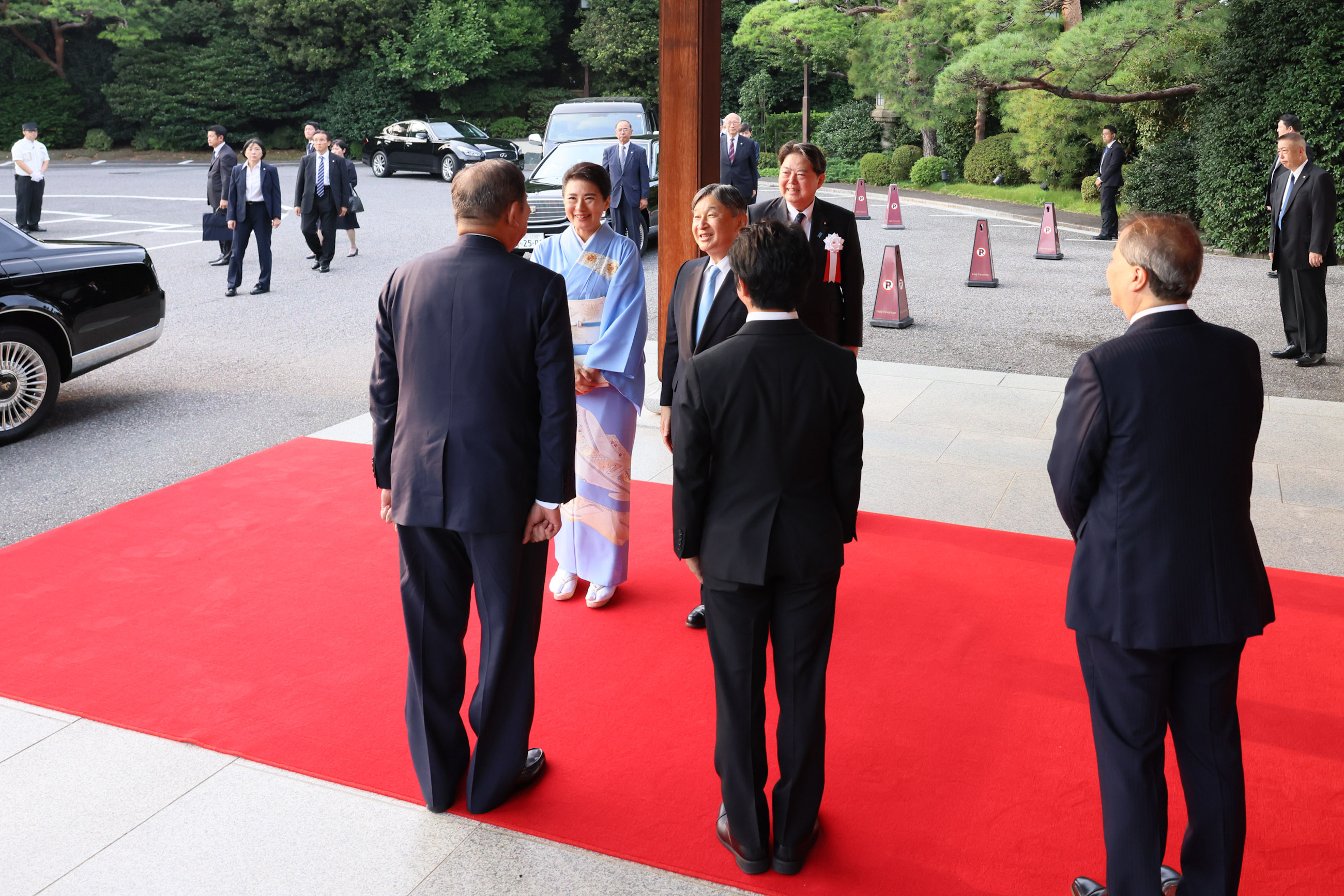 石破首相迎接天皇皇后两陛下1
