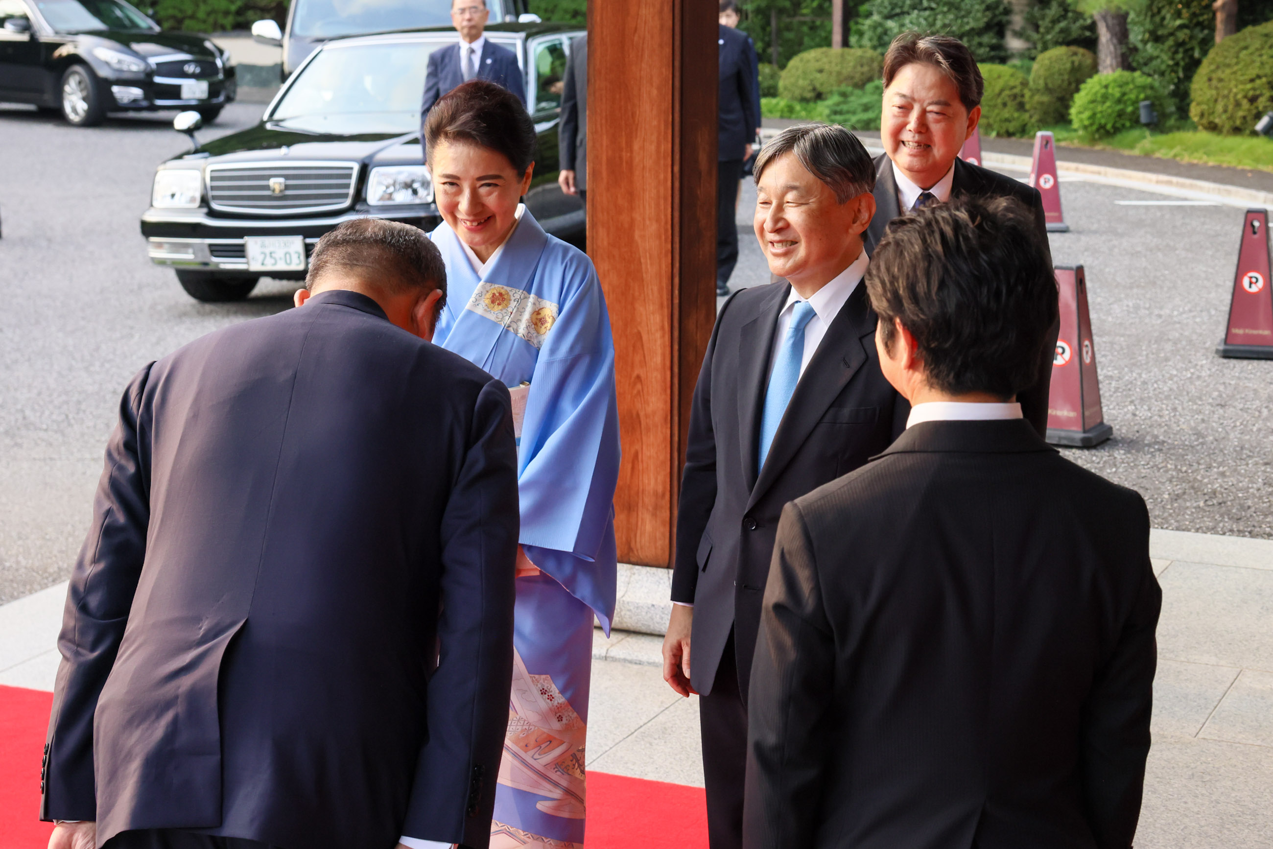 石破首相迎接天皇皇后两陛下2