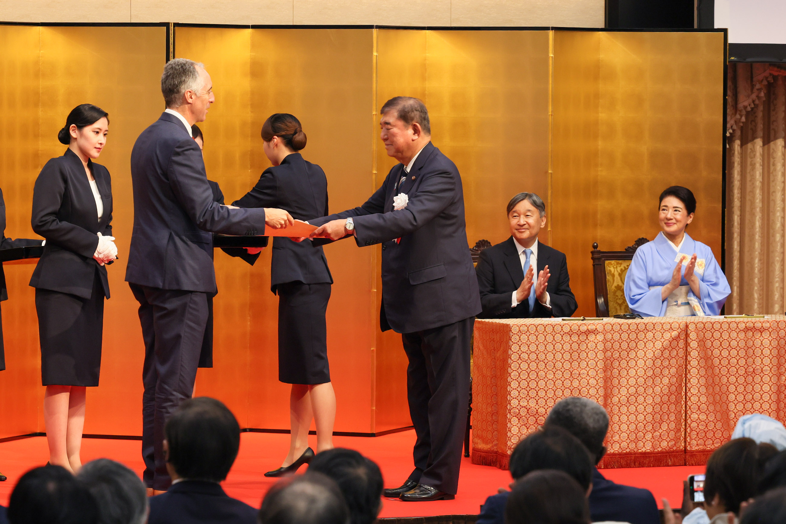 石破首相颁发表彰状2