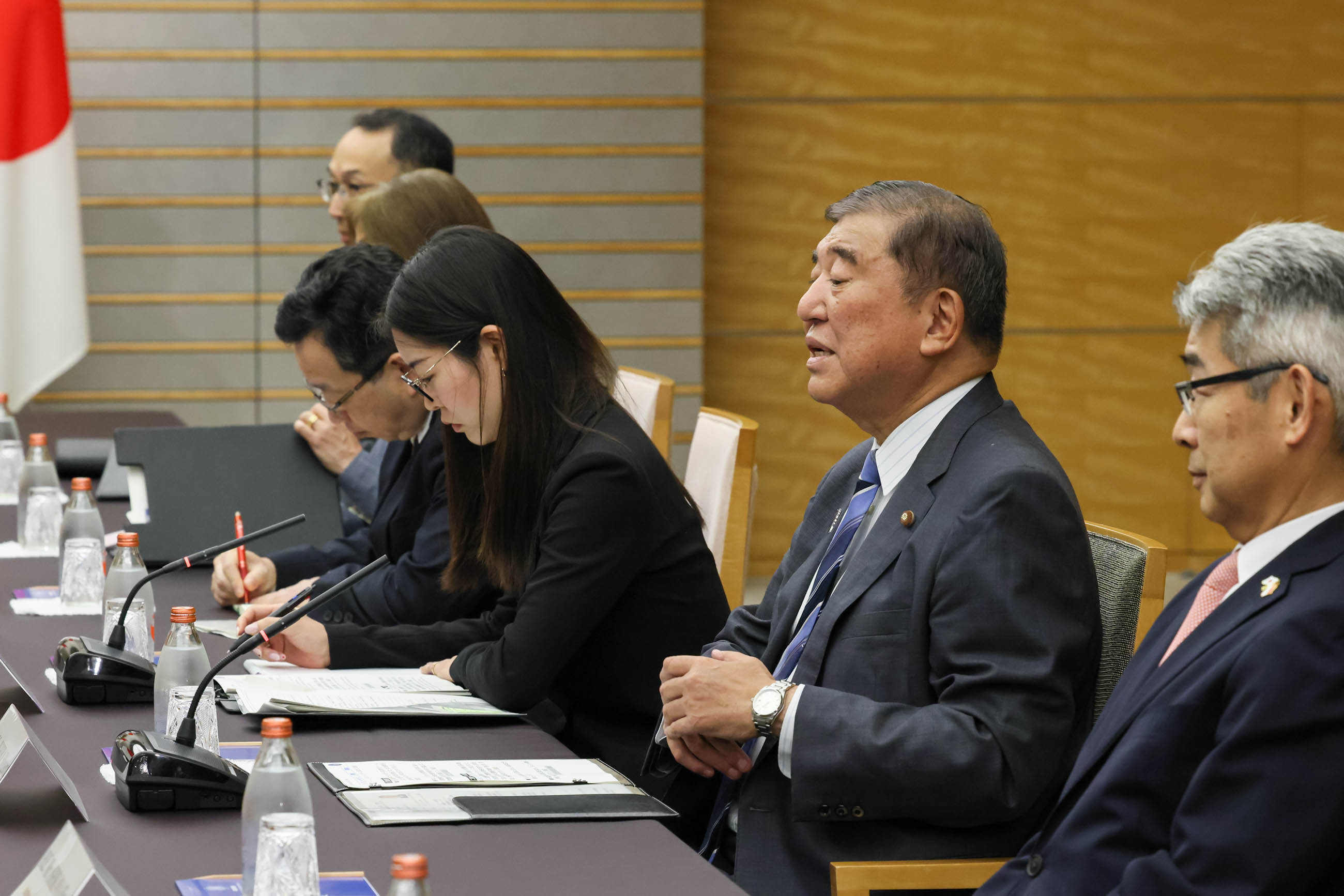 石破首相与李显龙国务资政举行会谈6