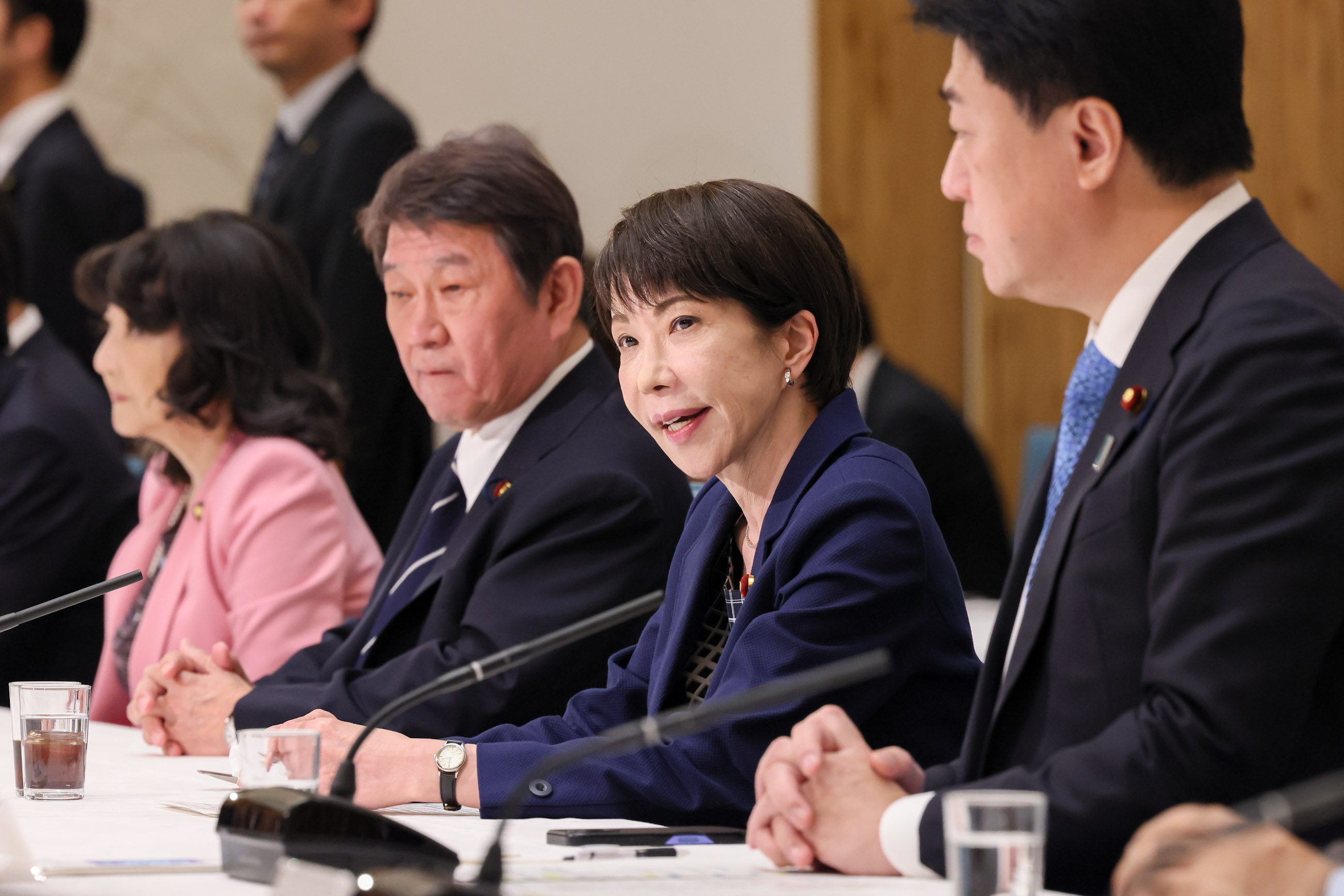 出席政府与执政党联络会议