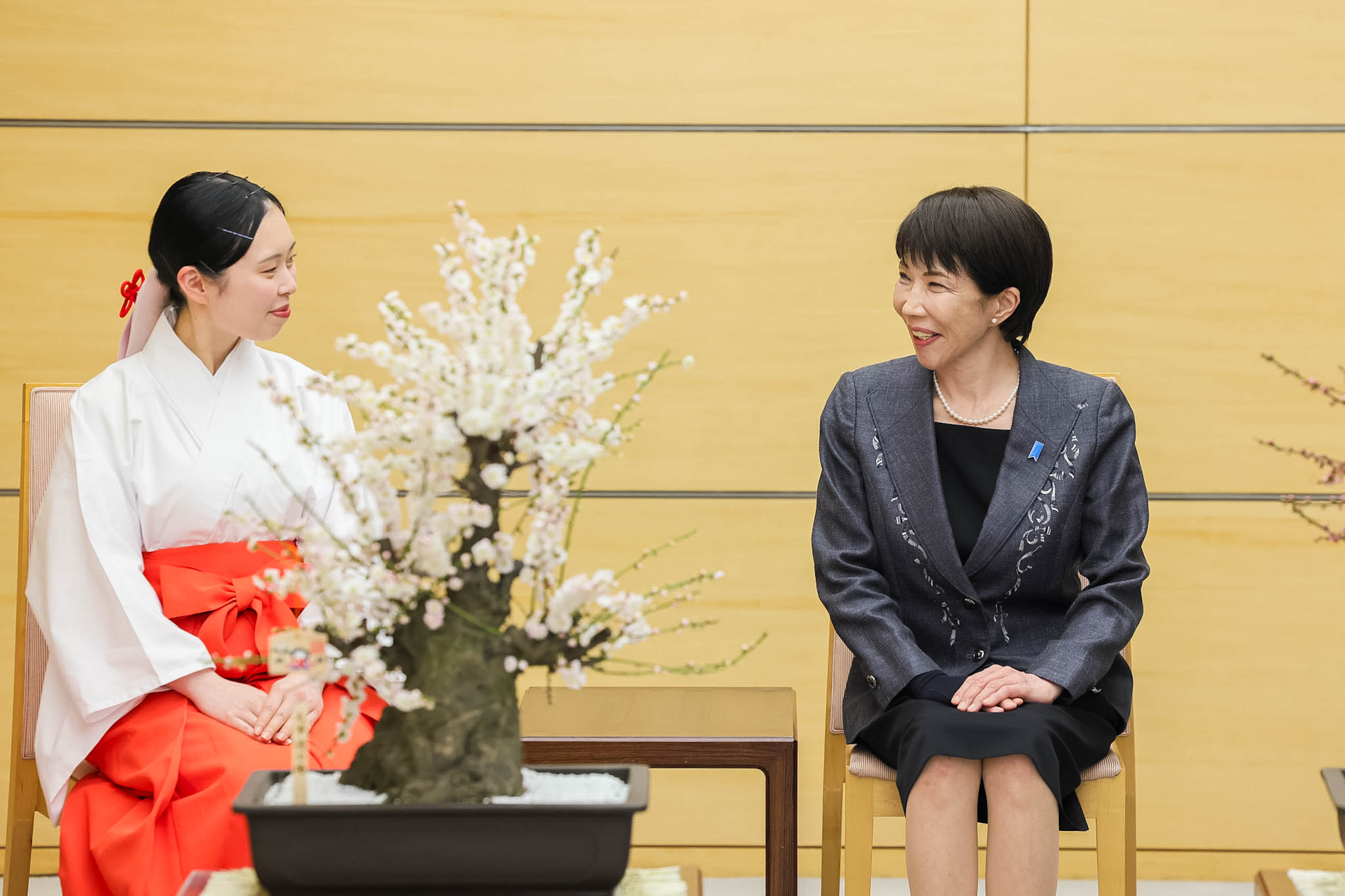 高市首相接受拜会2