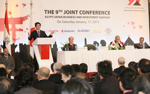 安倍总理访问了阿拉伯埃及共和国。