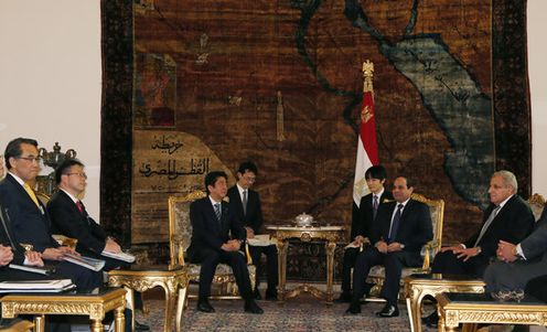 安倍总理访问了阿拉伯埃及共和国。
