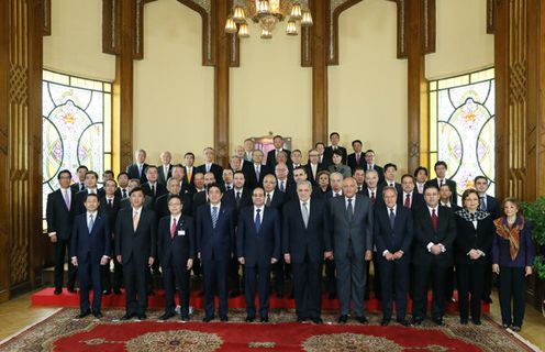 安倍总理访问了阿拉伯埃及共和国。