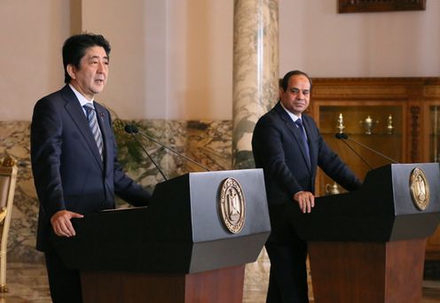 安倍总理访问了阿拉伯埃及共和国。