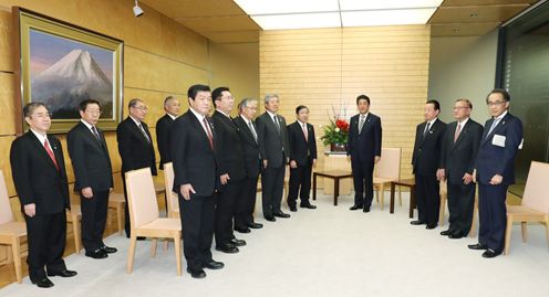 安倍总理在总理大臣官邸接受了北方领土邻接地区振兴对策根室管内市町联络协议会的拜访。