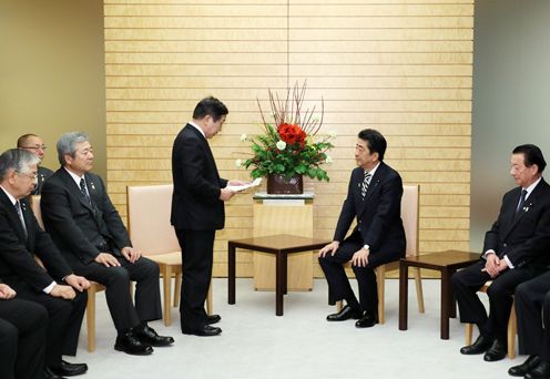 安倍总理在总理大臣官邸接受了北方领土邻接地区振兴对策根室管内市町联络协议会的拜访。
