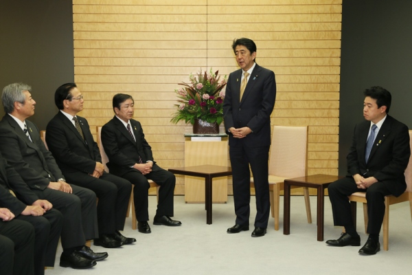 安倍总理在总理大臣官邸接受了北方领土邻接地区振兴对策根室管内市町联络协议会的拜访。