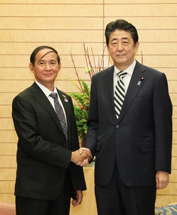 安倍总理在总理大臣官邸接受了缅甸联邦共和国人民院议长吴温敏等的拜会。