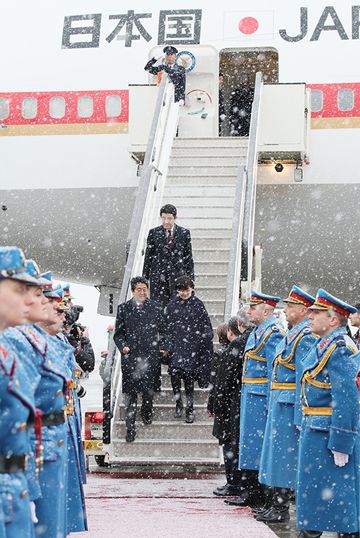安倍总理抵达塞尔维亚1