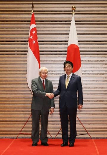 安倍总理在总理大臣官邸与新加坡共和国总统陈庆炎举行了首脑会谈等。