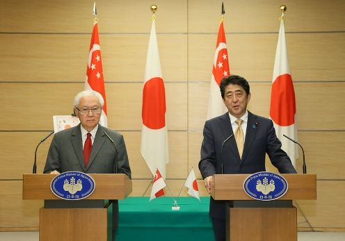 安倍总理在总理大臣官邸与新加坡共和国总统陈庆炎举行了首脑会谈等。