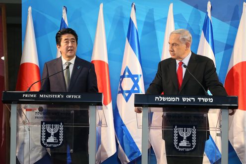 正在访问以色列国的安倍总理参观了犹太大屠杀纪念馆，并在联合记者招待会结束后，与内塔尼亚胡总理举行了首脑会谈。