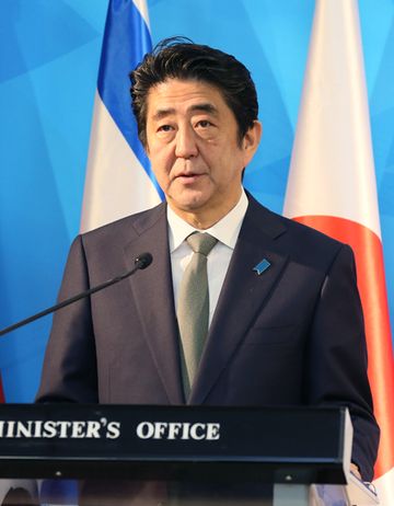 正在访问以色列国的安倍总理参观了犹太大屠杀纪念馆，并在联合记者招待会结束后，与内塔尼亚胡总理举行了首脑会谈。