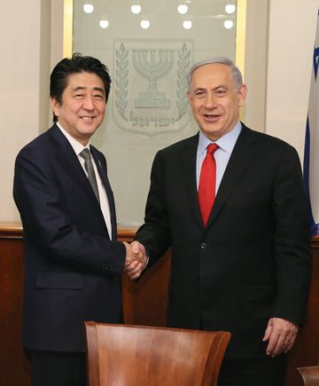 正在访问以色列国的安倍总理参观了犹太大屠杀纪念馆，并在联合记者招待会结束后，与内塔尼亚胡总理举行了首脑会谈。