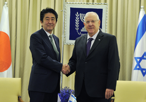 正在访问以色列国的安倍总理参观了犹太大屠杀纪念馆，并在联合记者招待会结束后，与内塔尼亚胡总理举行了首脑会谈。