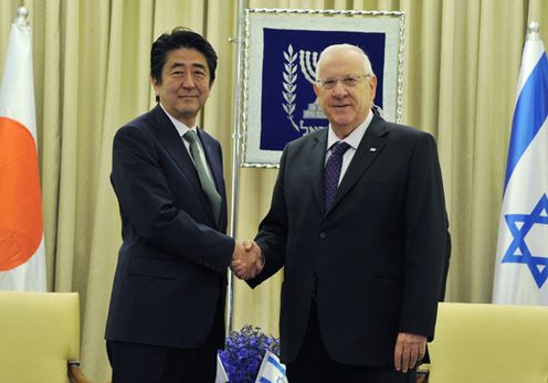 正在访问以色列国的安倍总理参观了犹太大屠杀纪念馆，并在联合记者招待会结束后，与内塔尼亚胡总理举行了首脑会谈。