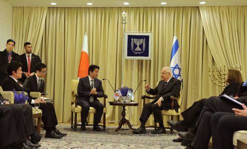 正在访问以色列国的安倍总理参观了犹太大屠杀纪念馆，并在联合记者招待会结束后，与内塔尼亚胡总理举行了首脑会谈。