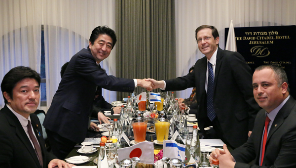 正在访问以色列国的安倍总理参观了犹太大屠杀纪念馆，并在联合记者招待会结束后，与内塔尼亚胡总理举行了首脑会谈。