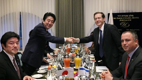 正在访问以色列国的安倍总理参观了犹太大屠杀纪念馆，并在联合记者招待会结束后，与内塔尼亚胡总理举行了首脑会谈。