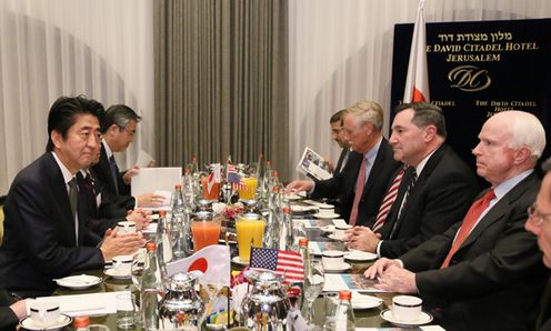 正在访问以色列国的安倍总理参观了犹太大屠杀纪念馆，并在联合记者招待会结束后，与内塔尼亚胡总理举行了首脑会谈。