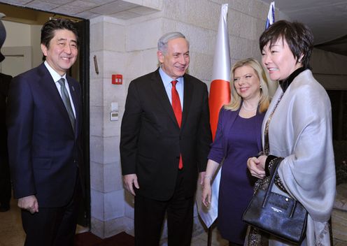 正在访问以色列国的安倍总理参观了犹太大屠杀纪念馆，并在联合记者招待会结束后，与内塔尼亚胡总理举行了首脑会谈。