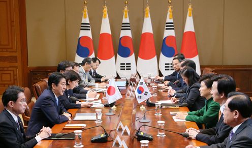 正在访问大韩民国首尔的安倍总理举行了日韩首脑会谈。