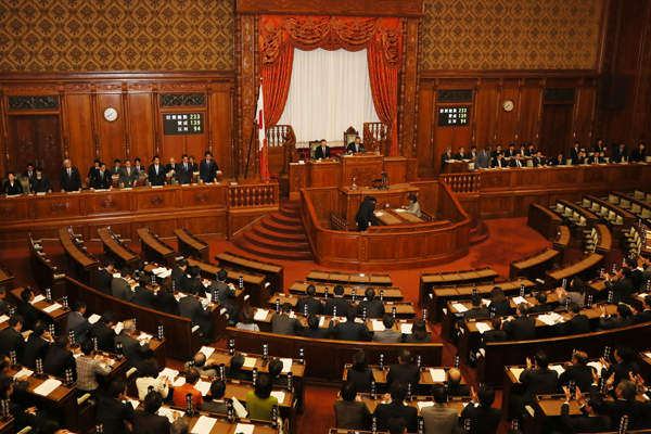 安倍总理在内阁大臣全体出席的情况下，出席了参议院预算委员会以及参议院全体会议。