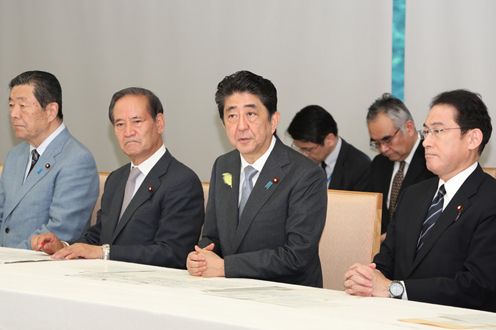 安倍总理在总理大臣官邸接受了自由民主党“日本欧盟等经济协定对策本部”的要求。