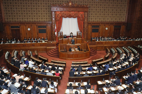 安倍总理出席了参议院全体会议。