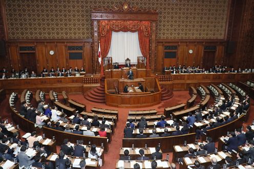 安倍总理出席了参议院全体会议。