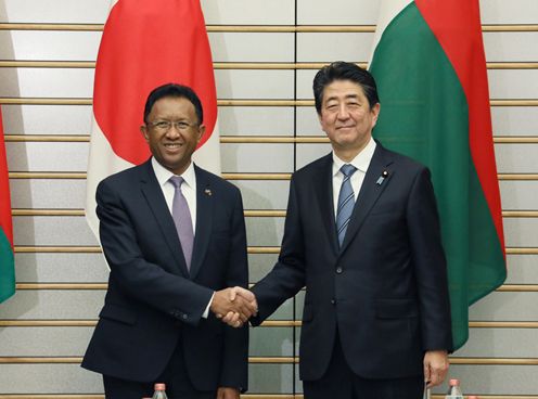安倍总理在总理大臣官邸与马达加斯加共和国总统埃里·拉乔纳里马曼皮亚尼纳举行了首脑会谈等。