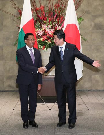 安倍总理在总理大臣官邸与马达加斯加共和国总统埃里·拉乔纳里马曼皮亚尼纳举行了首脑会谈等。