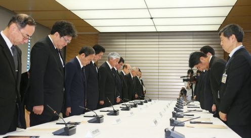安倍总理在总理大臣官邸出席了有关孟加拉恐怖事件的相关阁僚会议。